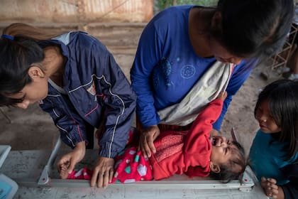 La nutricionista Elizabeth Torres, de la ONG Pata Pila, controla la talla de niños de la comunidad El Cañaveral
