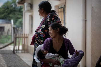 Dos mamás en el centro de salud de La Puntana esperan ser atendidas por el equipo de Pata Pila