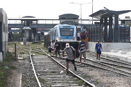 Desorientados, muchos pasajeros buscaban cómo llegar a sus destinos