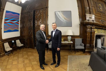 Macri recibió a Fernández en su despacho decorado con obras de artistas contemporáneos