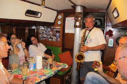 Despedida de otros navegantes en Nueva Caledonia, a bordo del Huayra