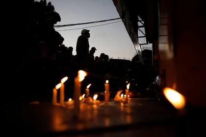 Cae la noche en la Bombonera con velas encendidas en honor al 10.