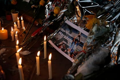 Ofrendas y velas para el astro de Boca en la Bombonera.