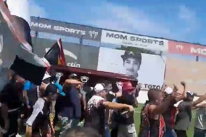 Despedida del hincha de Chacarita: la barra llevó el ataúd al estadio de San Martín