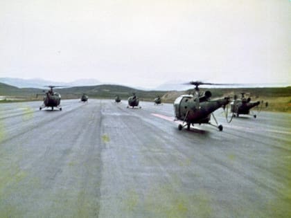 Despegue de Alouette III desde la pista de la Estación Aeronaval Ushuaia rumbo al Canal del Beagle en diciembre de 1978. (Gentileza Antonio Urbano).