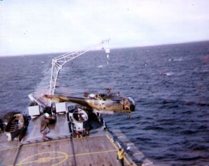 Despegue del SA-316B Alouette III (3-H-105) desde la cubierta de vuelo en la popa del Crucero ARA General Belgrano. (Gentileza Miguel Fajre).