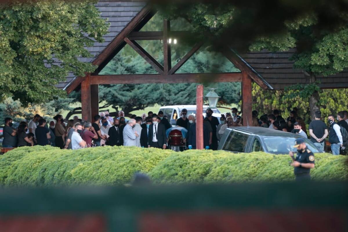 Despiden los restos de Diego Armando Maradona en cementerio de Bella Vista.
