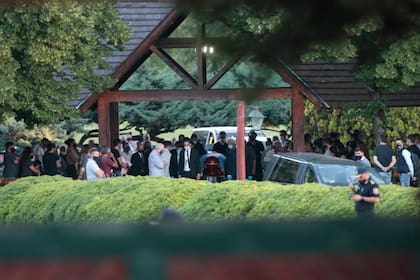 Despiden los restos de Diego Armando Maradona en cementerio de Bella Vista.