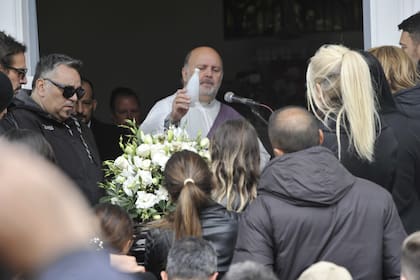 El último adiós a Silvina Luna: entre una ceremonia íntima, rosas blancas y  una profunda tristeza - LA NACION