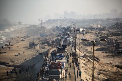 Desplazados palestinos en movimiento con sus pertenencias desde el centro al sur de Gaza