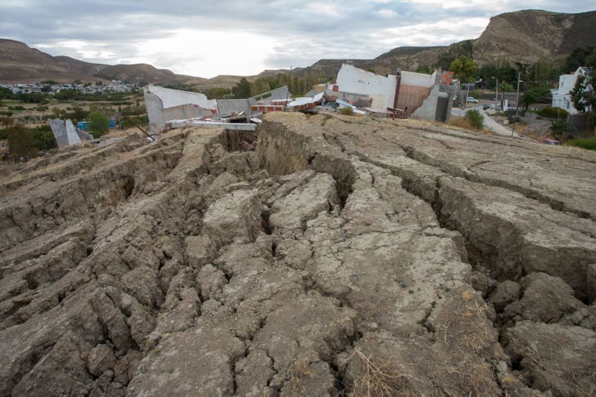 Desplazamiento del cerro Hermitte en Comodoro Rivadavia y destrucción de decenas de viviendas en el barrio Sismográfica