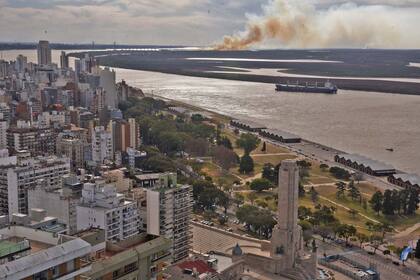 Despliegan fuerzas nacionales en las islas frente a Rosario ante el avance de las quemas de pastizales
