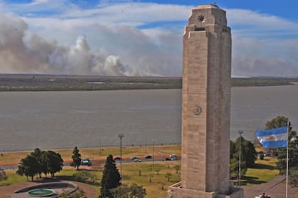 Despliegan fuerzas nacionales en las islas frente a Rosario ante el avance de las quemas de pastizales