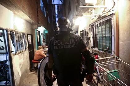 Despliegue de grupos tácticos de la Policía de la Ciudad en El Playón de la villa Fraga, el asentamiento situado detrás de la estación Federico Lacroze del ferrocarril Urquiza