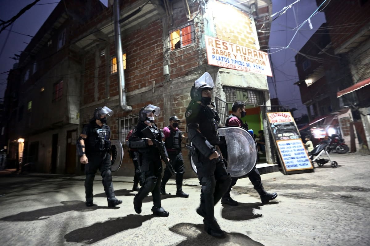 Despliegue de grupos tácticos de la Policía de la Ciudad en El Playón de la villa Fraga, el asentamiento situado detrás de la estación Federico Lacroze del ferrocarril Urquiza