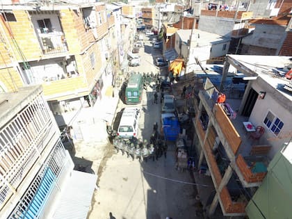 Despliegue de la Gendarmería en la villa 1-11-14 para desarticular la banda de Los Marolas