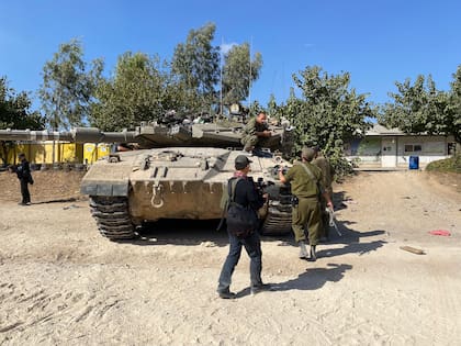 Despliegue de tanques israelíes en el kibutz