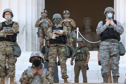 El mítico Lincoln Memorial de Washington, lleno de militares
