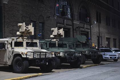 Los vehículos de la Guardia Nacional están estacionados en Tucker Avenue, en St Louis, Missouri.