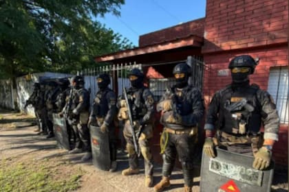 Despliegue policial en la casa de los dos hermanos investigados