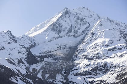 Desprendimiento de rocas en la montaña Bietschhorn, el domingo 18 de mayo de 2025 en Blatten, Suiza. (Cyril Zingaro/Keystone vía AP). Las Fuerzas Armadas suizas enfrentan desafíos presupuestarios en plena renovación de equipamiento y sistemas de defensa