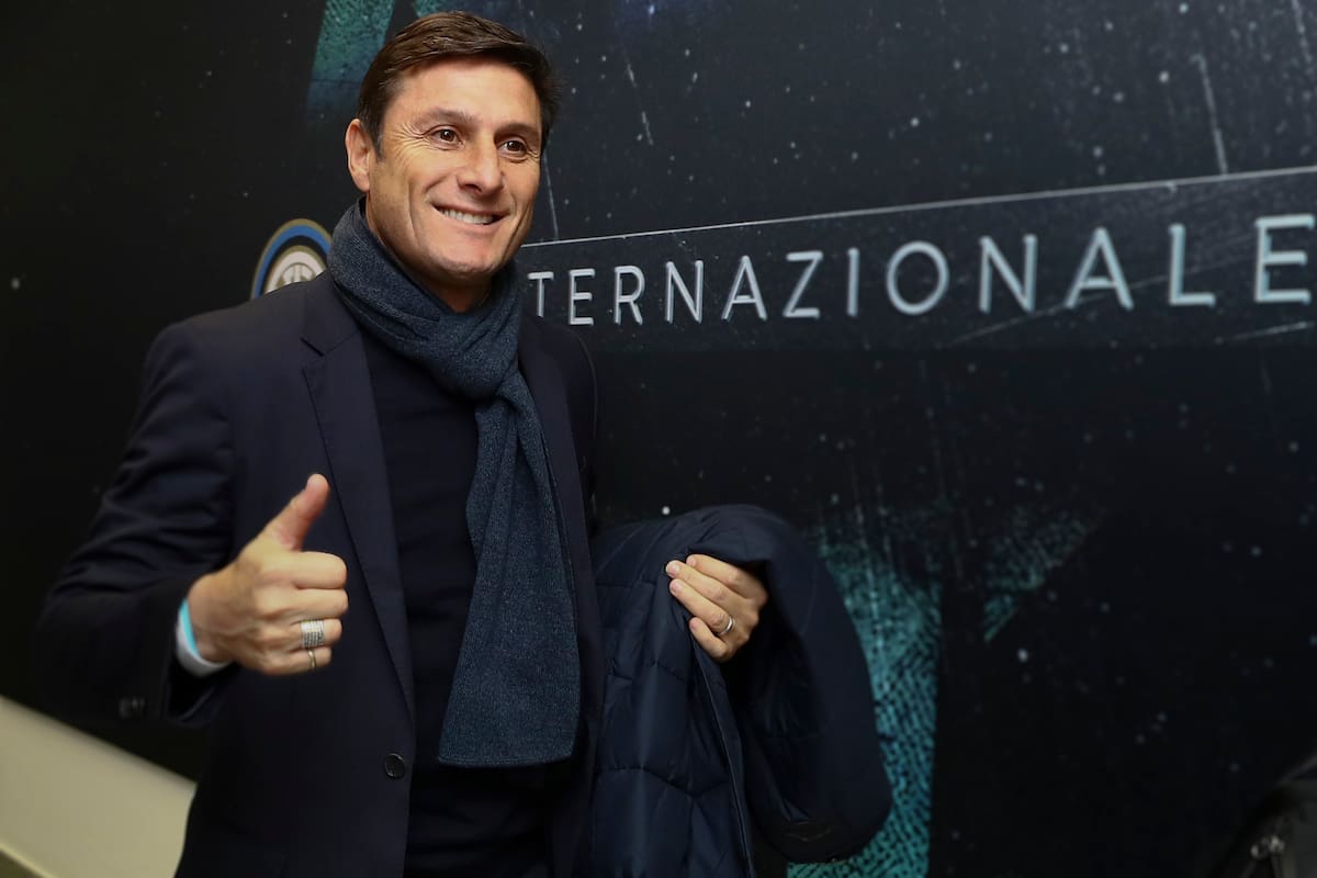 Después de 16 títulos con Inter..., Javier Zanetti otra vez campeón, pero ahora como vicepresidente del club; “Al jugador lo dejé atrás, pero los nervios y la tensión te atraviesan el cuerpo porque desde afuera ya sabés que no podés hacer nada. Y sufrís, claro, sufrís mucho más”, le cuenta a LA NACION a sus 47 años