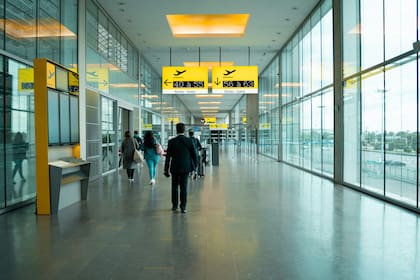 Después de 24 años, los familiares pueden acompañar a los pasajeros en los aeropuertos de Estados Unidos (Unsplash)