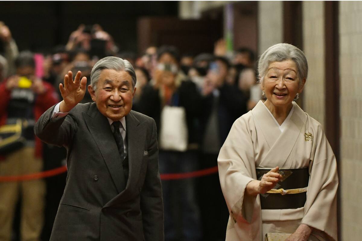 Después de 30 años en el trono, mañana abdicará el emperador de Japón Akihito; él y su mujer Michiko cambiaron el rígido sistema del país