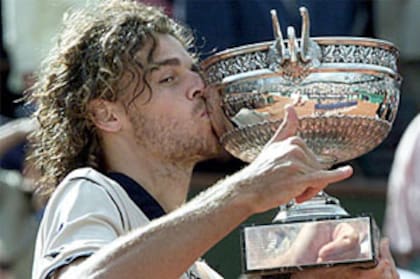 El brasileño Gustavo Kuerten ganó tres veces Roland Garros, misma línea que entre los activos tiene Novak Djokovic