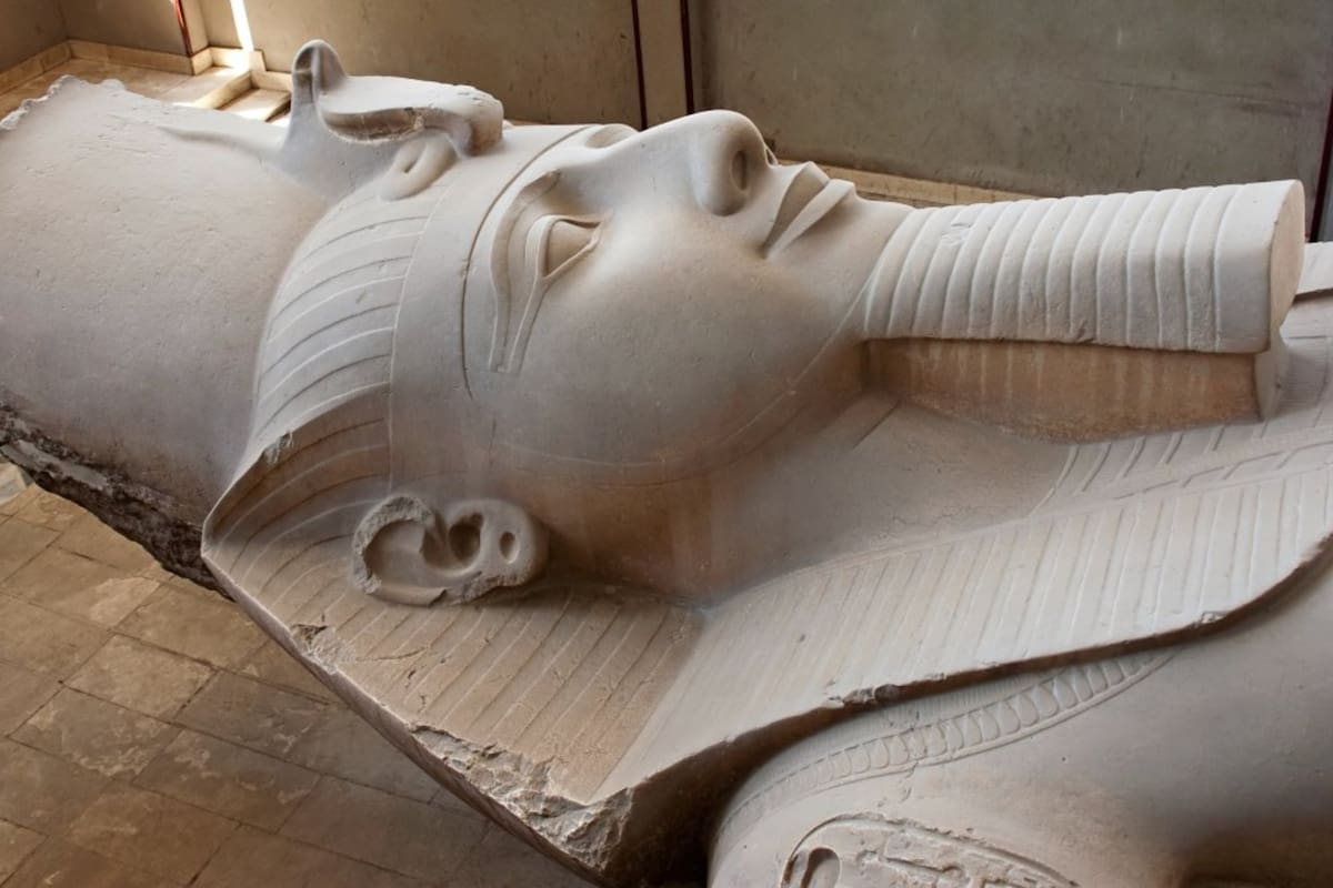 Después de 96 años, los arqueólogos encontraron por fin la parte que faltaba de una estatua legendaria egipcia