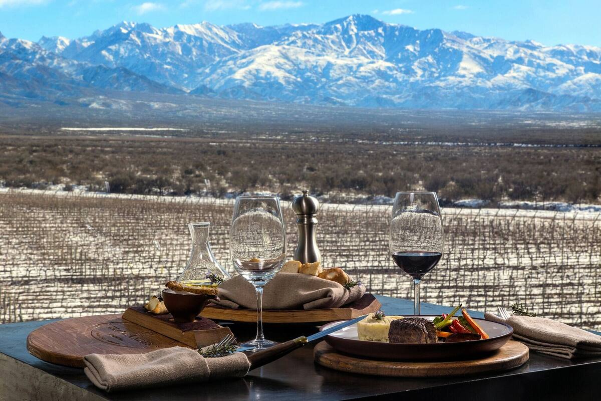 Después de abrirse al turismo para visitas y degustaciones, las bodegas mendocinas comenzaron a sumar restaurantes a su propuesta gourmet, tendiendo la mesa entre vides y toneles