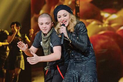 Después de acompañar durante mucho tiempo a su madre en sus giras por el mundo, Rocco encontró su propio espacio en el arte plástico. Hoy estudia Bellas Artes en la escuela inglesa Central Saint Martins de Londres.