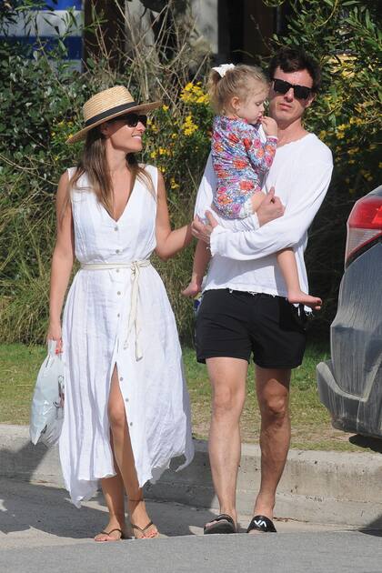 Después de almorzar en La Huella, Pampita, su marido Roberto García Moritán y su hija Anita regresan al hotel donde se alojaron por el fin de semana XXL.