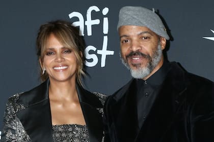 Después de años de especulaciones, Halle Berry reveló que está comprometida con el músico Van Hunt