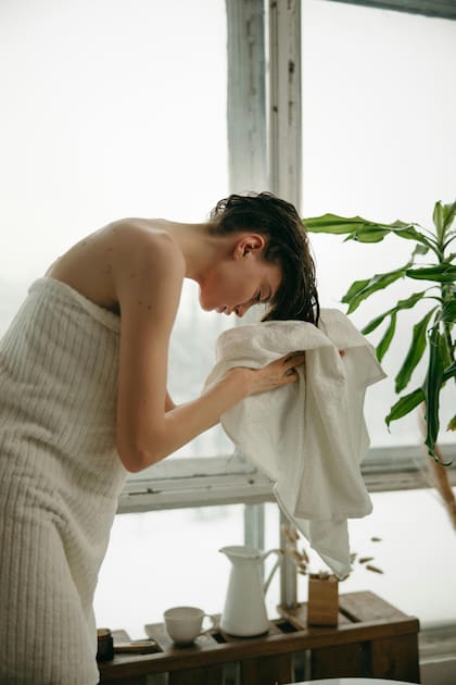 Después de aplicar la fórmula en tu cabello, dejalo reposar por media hora con una gorra de baño