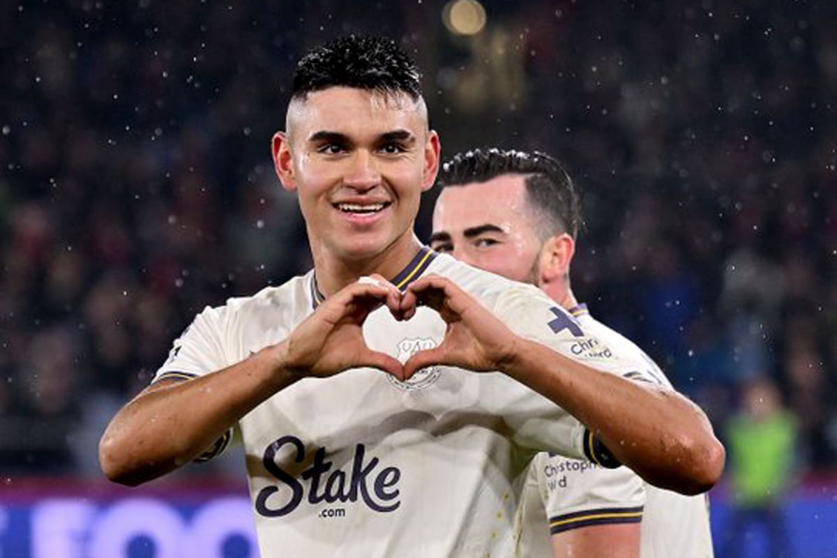Después de celebrar a lo Cristiano Ronaldo, Carlos Alcaraz lo hizo a lo Ángel Di María; su gol fue el del 2-1 para Everton como visitante de Crystal Palace, cerca del final, en la Premier League.