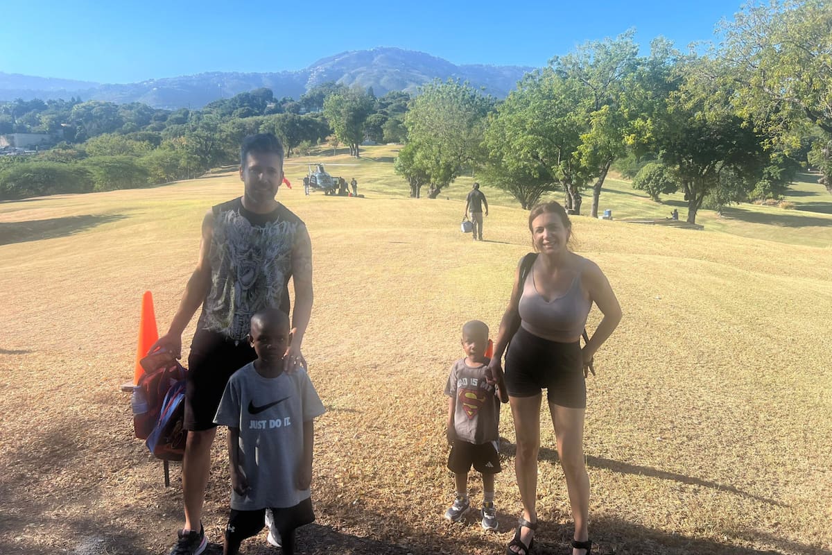 Después de cinco años y medio de espera, la pareja pudo viajar a Haití para conocer a sus hijos (Foto: Gentileza: Gabriella y José)