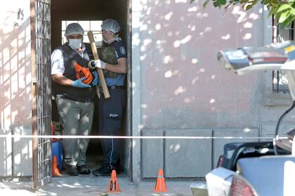 Después de cometer el triple crimen, el homicida incendió la vivienda para conseguir impunidad; tras confesar el hecho a su expareja, fue a la casa de su hermana y se colgó de una soga