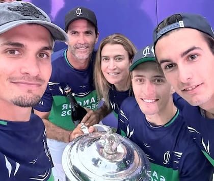 Después de conquistar el Argentino Abierto (más Hurlingham, más Tortugas), Camilo Castagnola, Adolfo Cambiaso, Bartolomé Castagnola (h.) y 'Poroto' Cambiaso vuelven a ser los favoritos en la Triple Corona y querrán festejar con su típica autofoto junto a Camila Cambiaso, madre, hermana y tía de los jugadores.