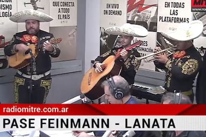 Después de conversar sobre las actividades que cada uno realizó durante el fin de semana, Feinmann le dijo a Lanata que le iba a hacer un regalo