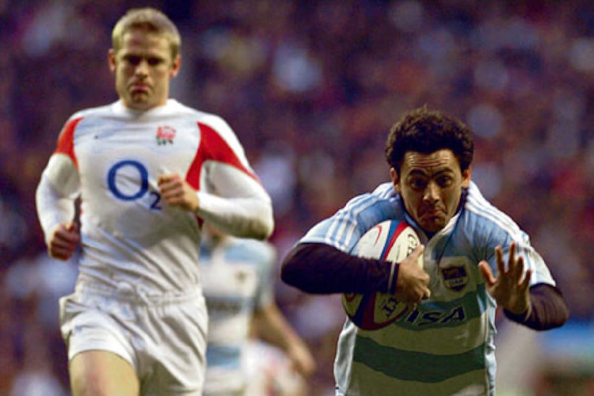 Después de correr casi 50 metros, el rosarino Federico Todeschini vuela hacia el in-goal inglés y marcará el try argentino; Iain Balshaw no pudo alcanzarlo