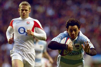 Después de correr casi 50 metros, el rosarino Federico Todeschini vuela hacia el in-goal inglés y marcará el try argentino; Iain Balshaw no pudo alcanzarlo