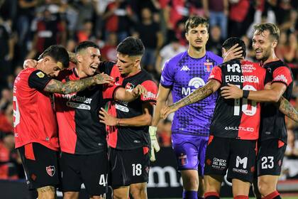 Después de cuatro fechas, celebra Newell's, equipo al que no lo abandonan las controversias arbitrales; en Rosario, el local superó por 1-0 a Tigre, por la Copa de la Liga Profesional.