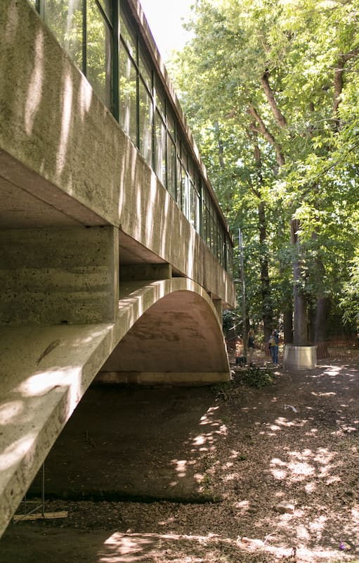 Después de décadas de abandono y vandalismo, la Casa sobre el Arroyo recupera su brillo original gracias a un minucioso trabajo de restauración.