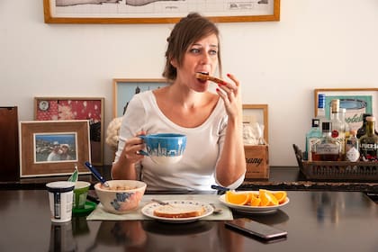 Después de décadas de pregonar que debe ser la comida más importante del día, un estudio reciente plantea que, en realidad, saltearse la ingesta matutina le hace bien a nuestro cuerpo; los argentinos, en duda