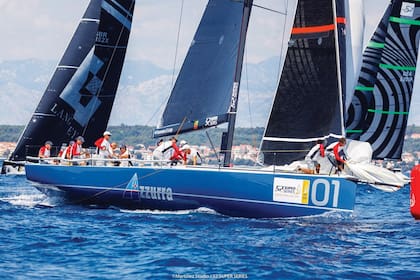 Después de diez años de éxitos, los Roemmers pusieron fin al team Azzurra, tras haber ganado cuatro títulos en la 52 Súper Series y un Campeonato Mundial de TP 52.