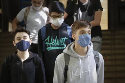 Después de dos años de mostrar solamente la mitad de la cara, sacarse el barbijo es un desafío para los adolescentes