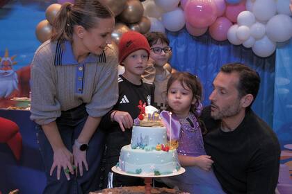 Después de dos horas y media de música y entretenimiento, su familia y amigos cantaron a Mia el feliz cumpleaños.