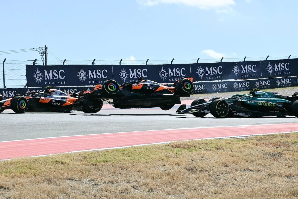 Después de embestir al de Lando Norris, el McLaren de Piastri vuela golpeado por el Sauber de Nico Hülkenberg (tapado) en la accidentada primera curva de la carrera sprint en Austin; Fernando Alonso (derecha) quedará fuera de competencia.