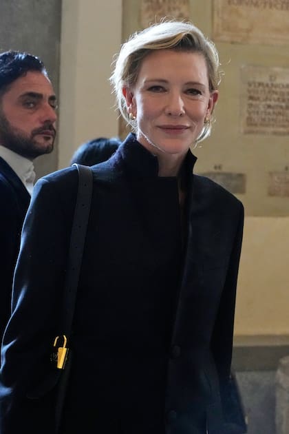 Después de escuchar el discurso del papa León XIV sobre la belleza y la importancia del cine, Cate Blanchett le regaló al Santo Padre una pulsera azul, en solidaridad con los desplazados